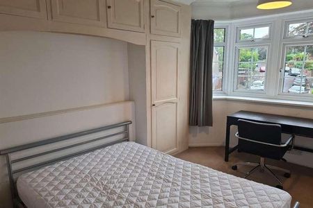 Bedroom Detached House In Bournemouth, BH9 - Photo 2