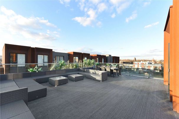 Two bedroom, two bathroom penthouse apartment with a wraparound roof terrace with panoramic views of London. - Photo 1