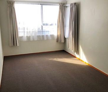 Spacious 4 BedroomHome in Remuera+DoubleGarage+Cpt - Photo 1