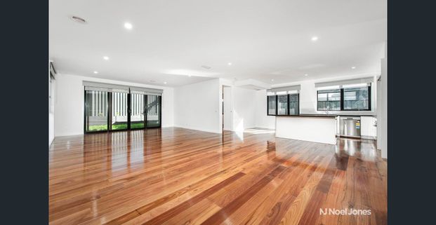 STYLISH 4 BEDROOM PLUS STUDY TOWNHOUSE - Photo 1