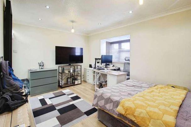 Clarkes Drive, Uxbridge, UB8 - Photo 1