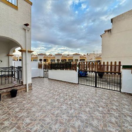 Alquiler de chalet adosado en Calle Lagunas de Ruidera - Photo 1