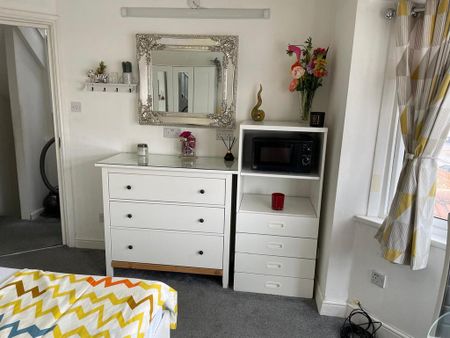 1 bedroom in a house share to rent - Photo 2