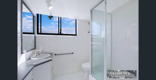 Spacious Apartment with River Views and Modern Amenities - Photo 1