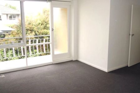 Convenient First Floor Two Bedroom Apartment - Photo 2