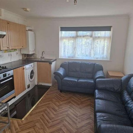 Tudor Square, Hayes, UB3 - Photo 3