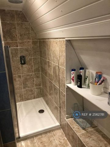 1 bedroom in a house share to rent - Photo 4