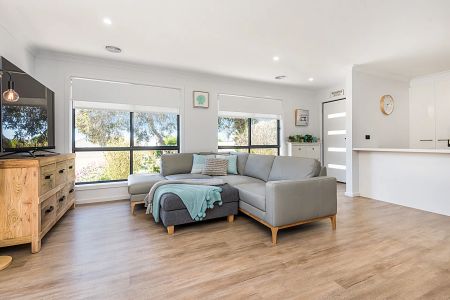 3 bedroom home in perfect Flora Hill position that offers a lot more - Photo 3