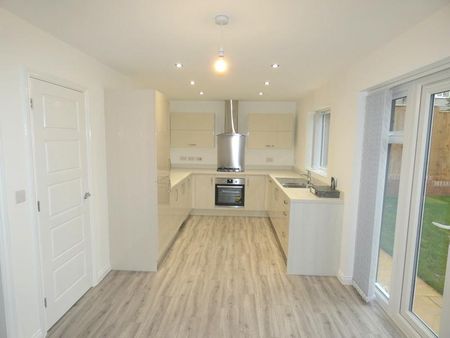 4 bedroom detached house to rent - Photo 2