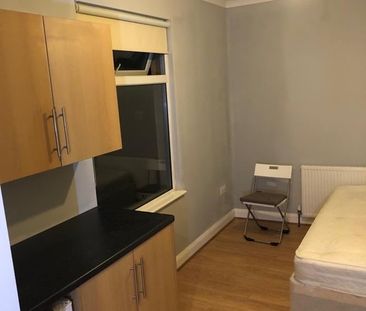 Room in a Shared House, Fallaize Avenue, IG1 - Photo 2