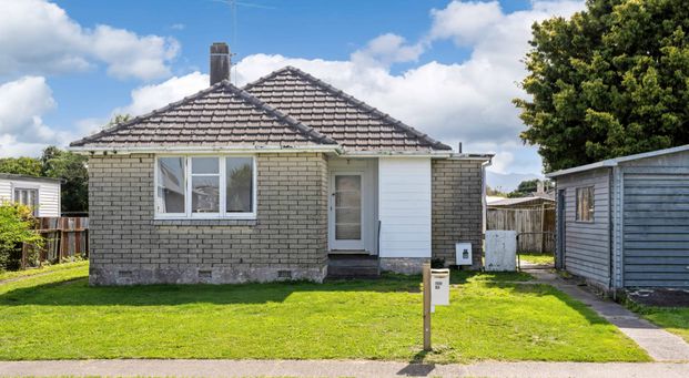 Home in the heart of the popular Elgin suburb - Photo 1