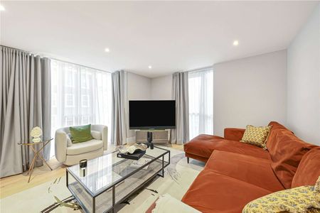 A stunning four bedroom apartment located right opposite Baker Street tube station. - Photo 4