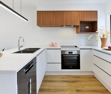 Beautiful 2 Bed Townhouse & Pet Friendly!! - Photo 3