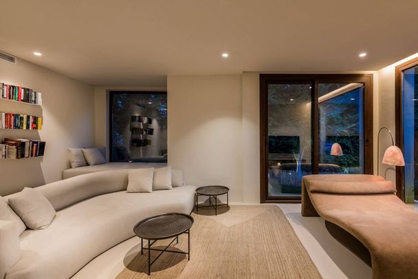 5 bedroom luxury Villa for rent in Los Monteros, Marbella, Andalusia - Photo 1