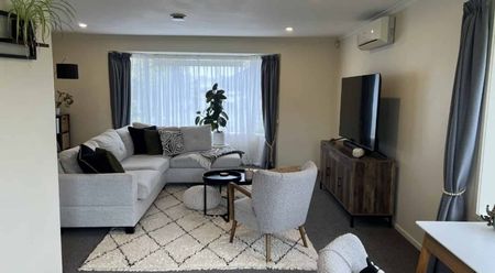 4 Bedroom Family Home in Rototuna - Photo 4