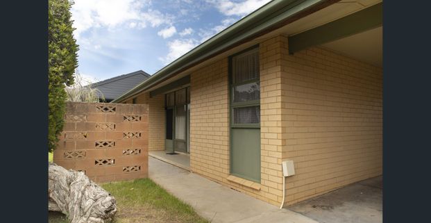 NEAT& TIDY 3-BEDROOM BEACH SIDE UNIT – Comfort, Convenience & Coastal Living! - Photo 1