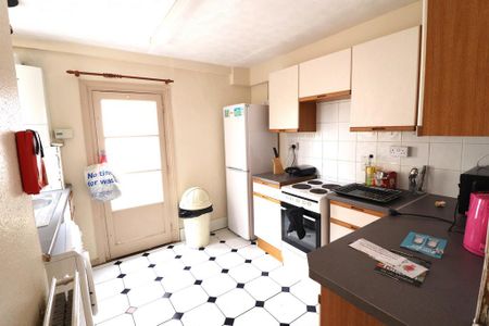 1 bedroom in a house share to rent - Photo 3
