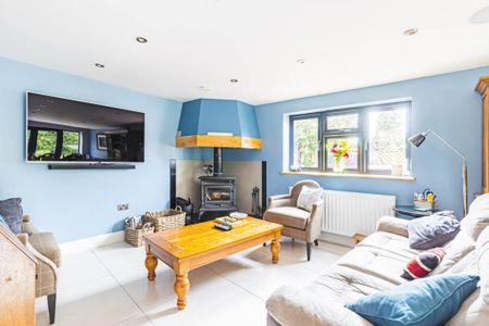 6 bed Detached for rent - Photo 4