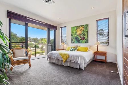 Helensvale - Photo 3