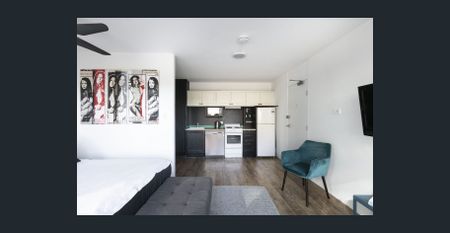 Unfurnished apartment with water views - Photo 4