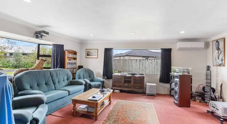 Spacious and private 3-bed family home in Rosehill! - Photo 4