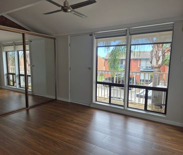 Prime Woodville North Living: Fully Updated 3-Bed Townhouse - Photo 2