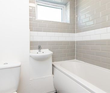 3 bed House - End Terrace To Let - Photo 5