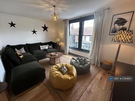 4 bedroom semi-detached house to rent - Photo 2