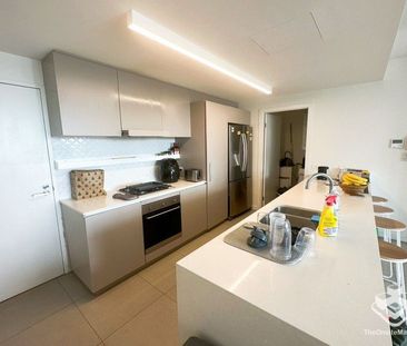 LUXURY 1 BEDROOM APARTMENT IN WEST END - Photo 3