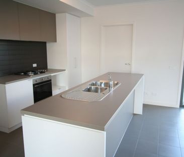 41 Waverley Park Drive, Mulgrave VIC 3170 - Townhouse For Rent | Do... - Photo 1