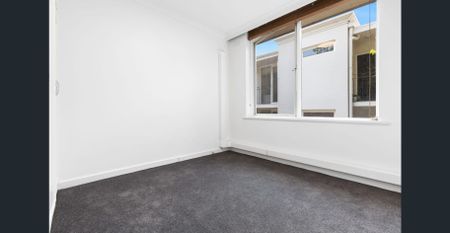 Spacious Two-Bedroom Apartment in Prime Toorak Location - Photo 3