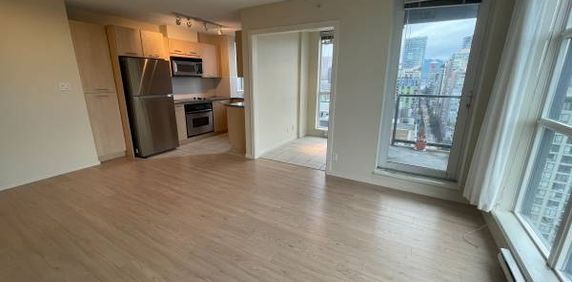 Beautiful Renovated 2 BR+Den+Solarium+2 BA @Bravia Central Downtown! - Photo 2