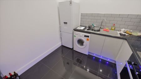 2 bedroom Flat in Kelso Street, Leeds - Photo 5