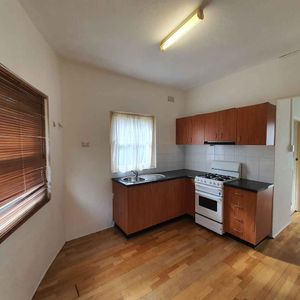 SPACIOUS 1 BEDROOM UNIT - Photo 3