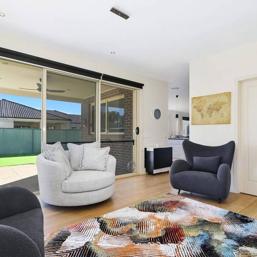 FULLY FURNISHED QUALITY FAMILY HOME WITH A POOL! - Photo 1