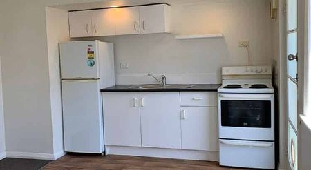 Sunny 1BR cottage in great location. - Photo 4