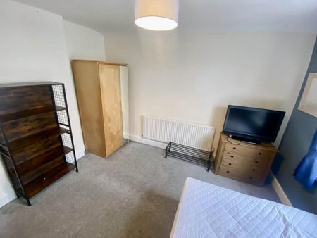 3 bedroom flat to rent - Photo 4