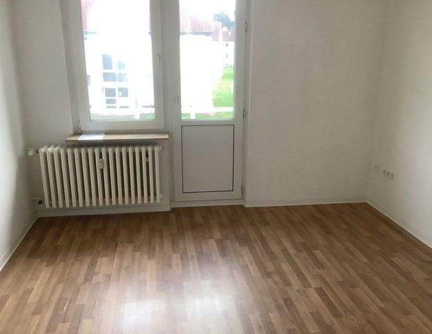 Wohnung mit modernem Wannenbad und neuer Tapezierung an den Wandflächen - Foto 1
