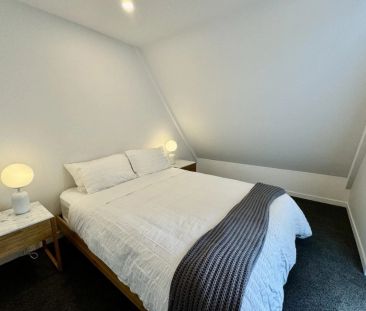 Stylish Split Two Level Apartment - Photo 4