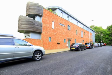 2 Bedroom Apartment, Norstead Place, London SW15 - Photo 2