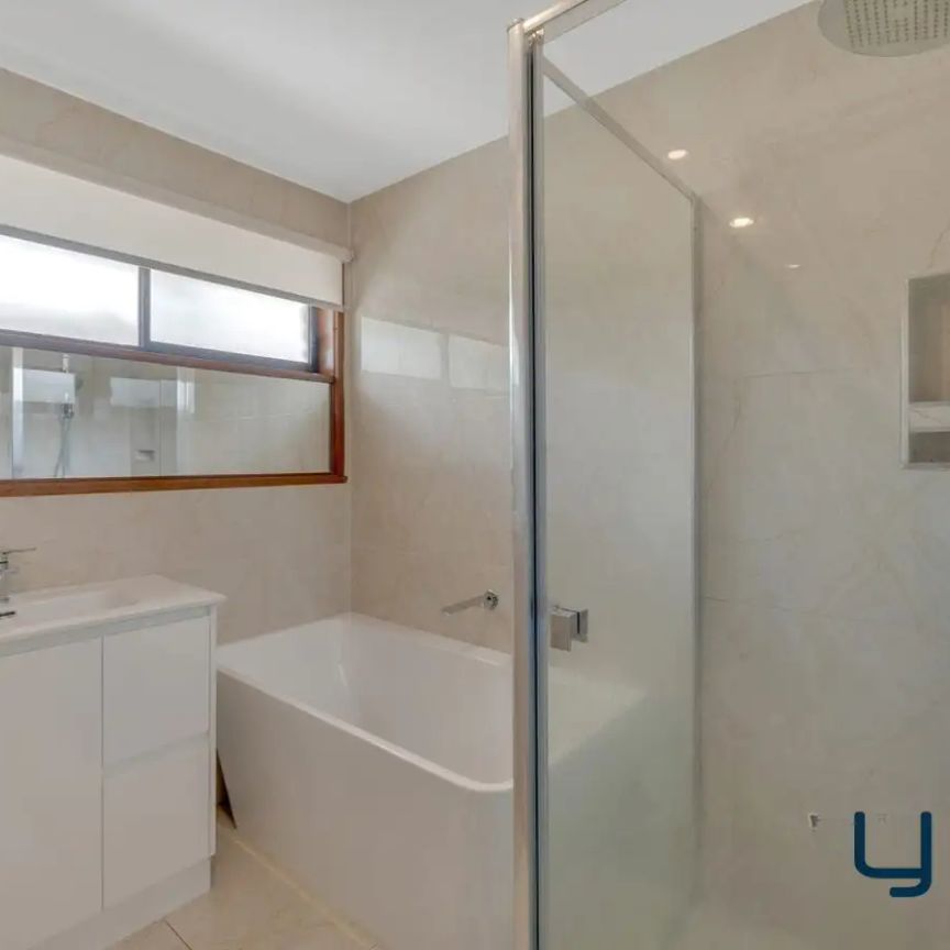 “Perfect Family Living in a Peaceful Court Location !!” - Photo 1