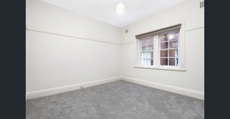 Superb Art Deco Apartment Meters From The Waters Edge - Photo 3