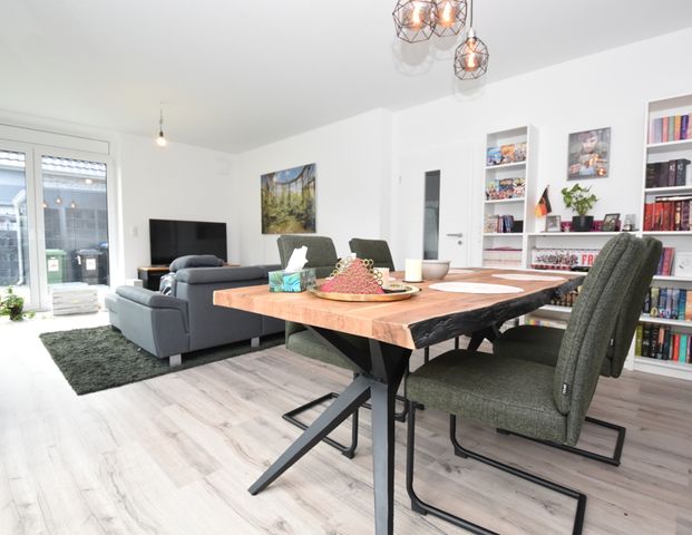 Neuwertige Doppelhaushälfte mit Einbauküche und Carport im Stadtteil Krusenbusch der Stadt Oldenburg - Foto 1