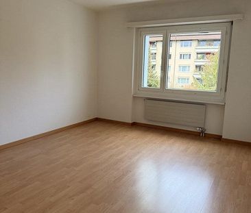 Lichtdurchflutete 3.5 Zimmer Wohnung mit offener Küche und top Lage! - Photo 1