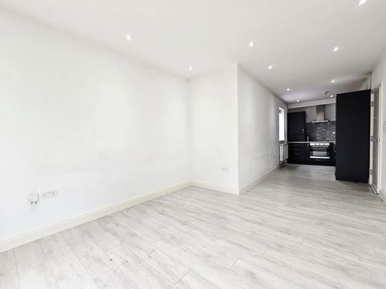3 bedroom flat to rent - Photo 1