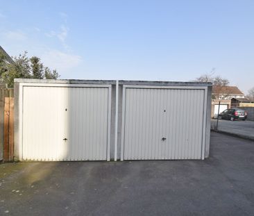 RUIM APPARTEMENT MET TWEE SLAAPKAMERS EN GARAGE - Photo 3