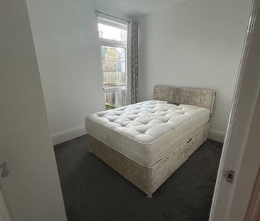 2 Bed Flat, Gainsborough Gardens, NW11 - Photo 5