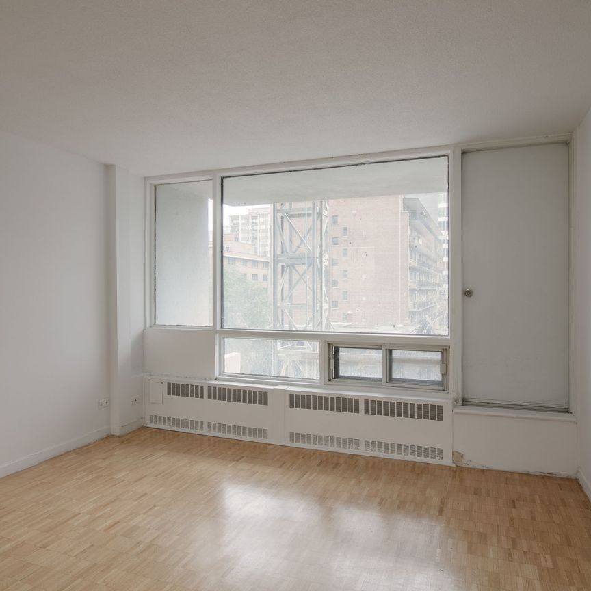 1975 Maisonneuve Blvd West - Photo 1