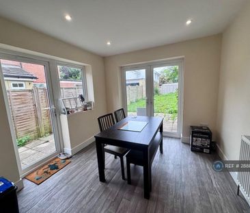 4 bedroom semi-detached house to rent - Photo 4