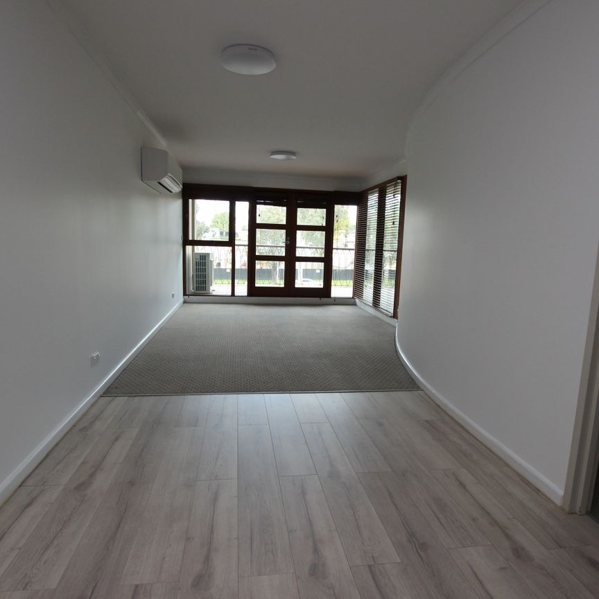 Fabulous Manuka Apartment - Perfect Location - Photo 1